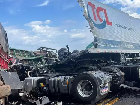 Imagem de compartilhamento para o artigo Acidente entre caminhões mata duas pessoas em ponte da BR-267 da MS Todo dia